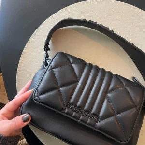 Väska, Valentino - Väska från Valentino. Långt band medföljer. Använd sparsamt. Nypris 1200kr. 