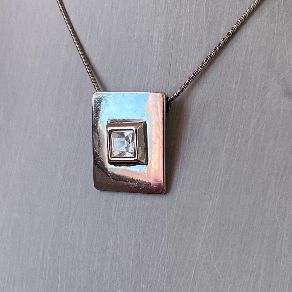 Elegant silverhalsband med fyrkantig hängsmycke - 90