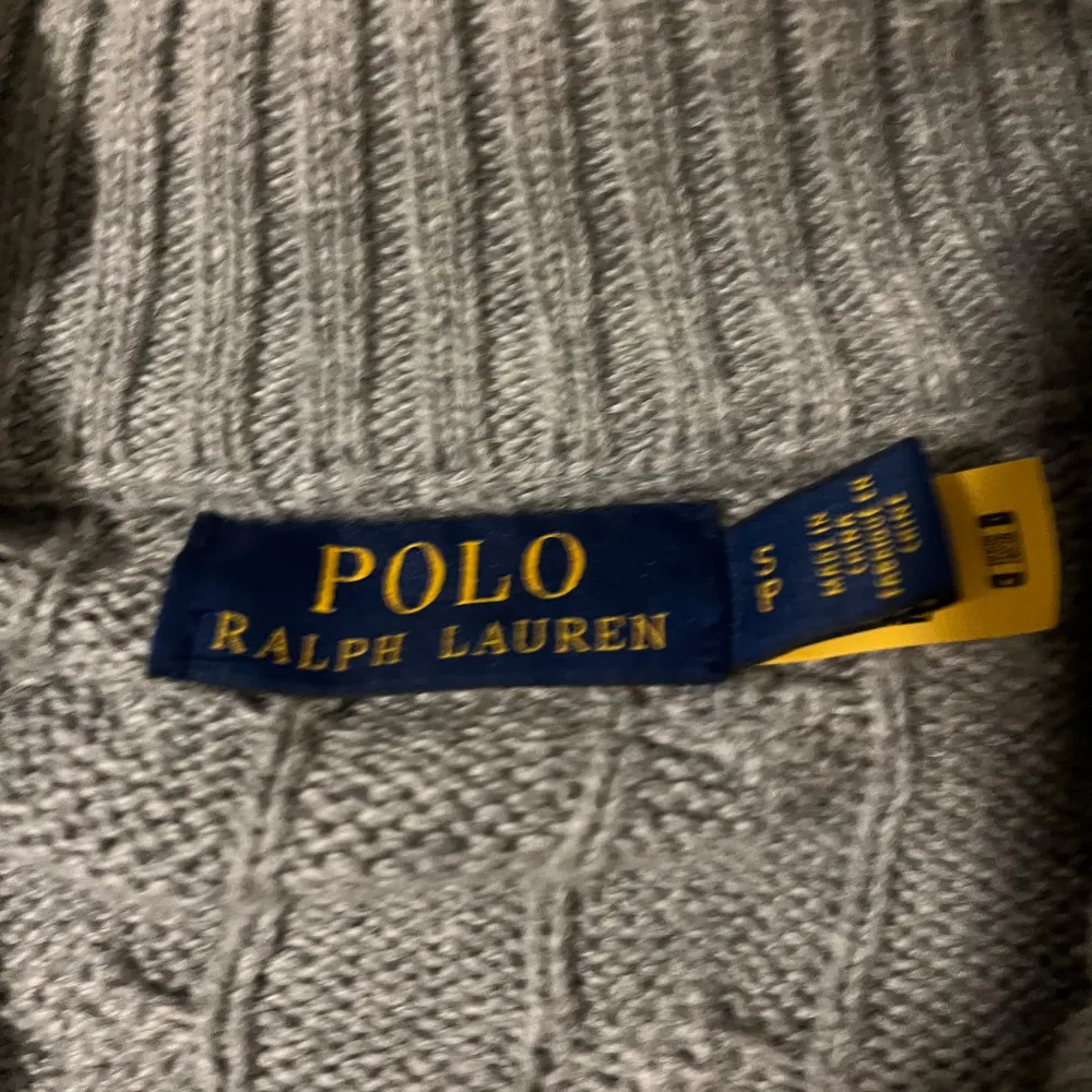 Säljer en snygg grå stickad kofta från Polo Ralph Lauren. 9/10 skick, storlek S men för stor på mig som är 180 så passar nog mer åt M/Liten L. Nypris 2700kr. Vid fler frågor kom dm! 💫. Hoodies.