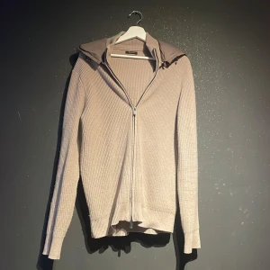 Massimo dutti cardigan  - BEIGE MASSIMO DUTTI CARDIGAN TILLVERKAS INTE LÄNGRE. Storlek L passar L/M Skick 9/10 knappast använd. Pris 1999 