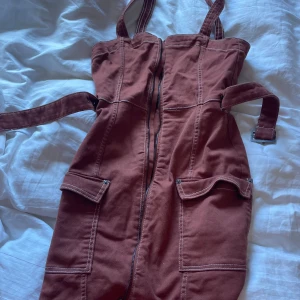 Jeans klänning  - Snygg kläning som tyvärr aldrig blir andvänd. Så den är som ny 