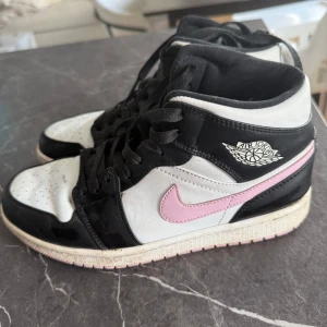 Jordans  - Säljer mina skor då jag gått upp en storlek efter min graviditet! Dom dom är använda ca 10-15 gånger och har små fläckar som man kan se men annars tycker jag dom är väldigt fina för att vara använda. Nypris 3700 kr 