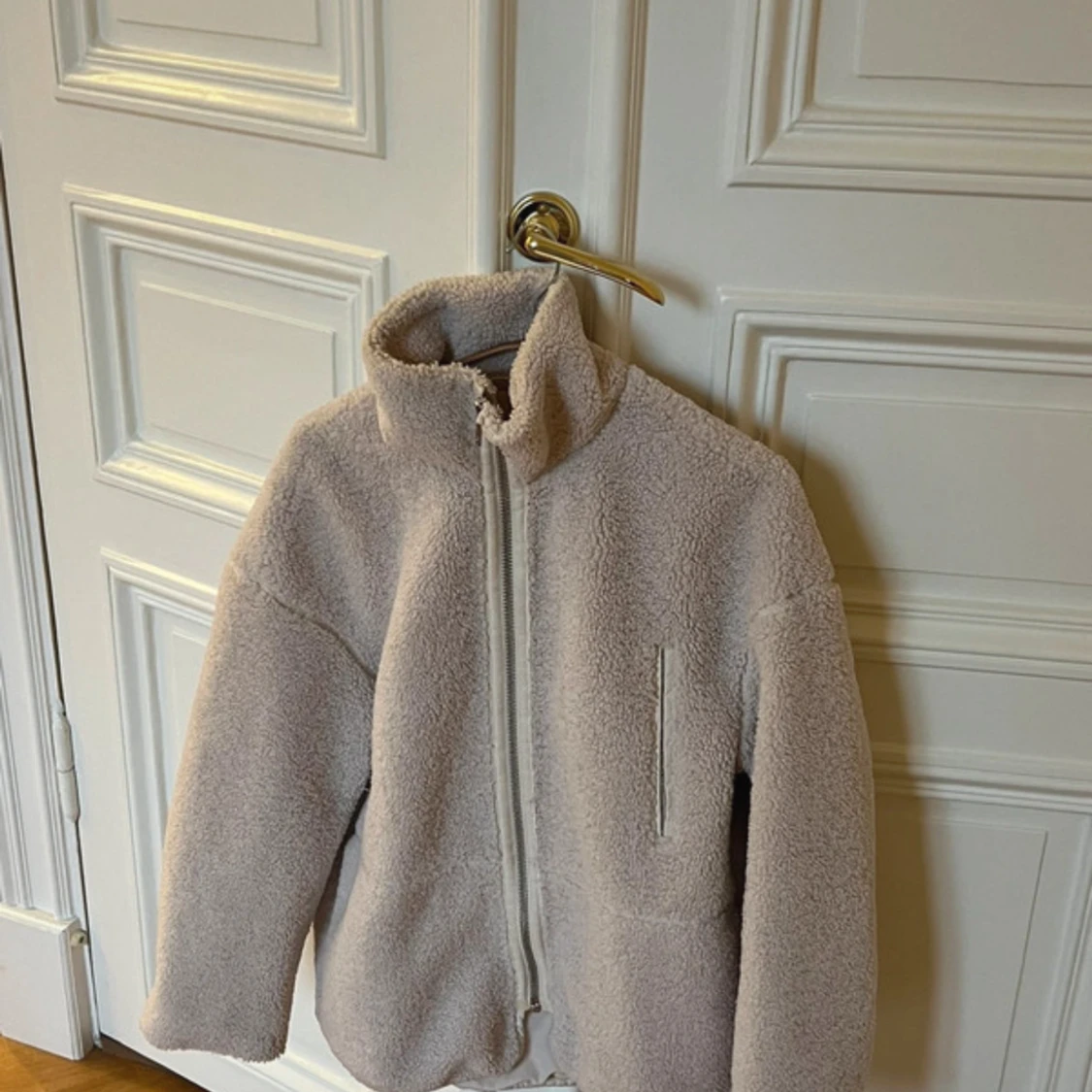 Beige teddyjacka från H&M 