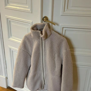 Beige teddyjacka från H&M  - Mycket bra skick, storlek xs, säljer då jag har en likadan i svart. 