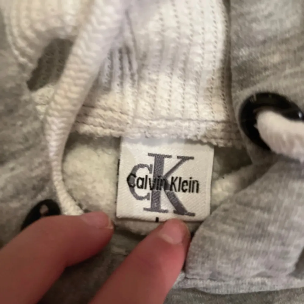 Säljer en snygg grå hoodie från Calvin Klein i storlek L passar även M och S.  Den är supermjuk. . Tröjor & Koftor.