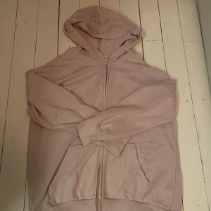 Rosa kofta - En rosa kofta med text på baksidan 