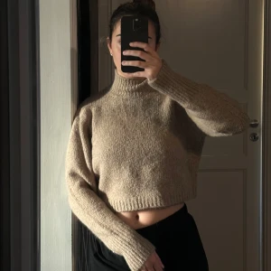 Stickad tröja från Zara - Helt ny med prislappen kvar (se bilder) Storlek S💕 Stickad magtröja med turtleneck