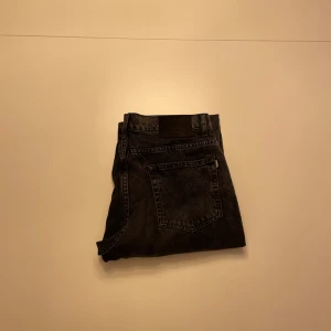Woodbird jeans - Hej, jag säljer mina woodbird jeans i svart wash. Jeansen är sparsamt använda och är i fint skick. Tveka inte att höra av dig vid funderingar!