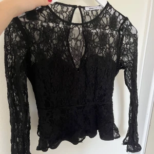 Svart spetsblus - Snygg svart spetsblus med långa ärmar. Perfekt för festligare tillfällen! Blusen är i nyskick. Passar bra till både kjol och byxor💕💕💕
