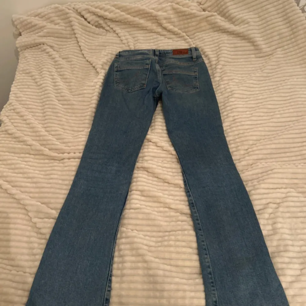 Sjukt snygga ltb jeans i modell valerie, storlek 24/32! Andvända 3 gånger❤️så väldigt bra skick !. Jeans & Byxor.