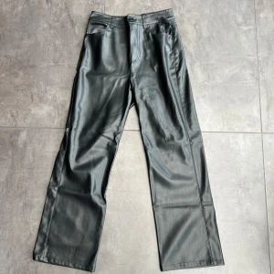 Skin byxor  - Bra skick, använda flertal gånger och är uppsydda i benen så passar någon som är runt 154cm lång.