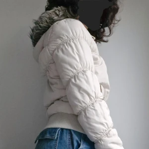 Y2K pufferjacka med päls - Fantastisk pufferjacka från Clockhouse 🎀  Markerad midja, justerbar krage och luva med brun fakepäls! Crèmefärgad.  Sann till storlek. Använd men i mycket fint skick - Hittar endast en liten fläck intill dragkedjan, se sista bilden. 