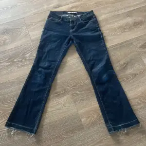 Säljer ett par mörkblå jeans i bra skick. De har en bootcut-stil och jättefint mönster på bakfickorna! Är i storlek 36 men passar mig i midjan som har storlek 34. Bra skick, inga hål eller fläckar.