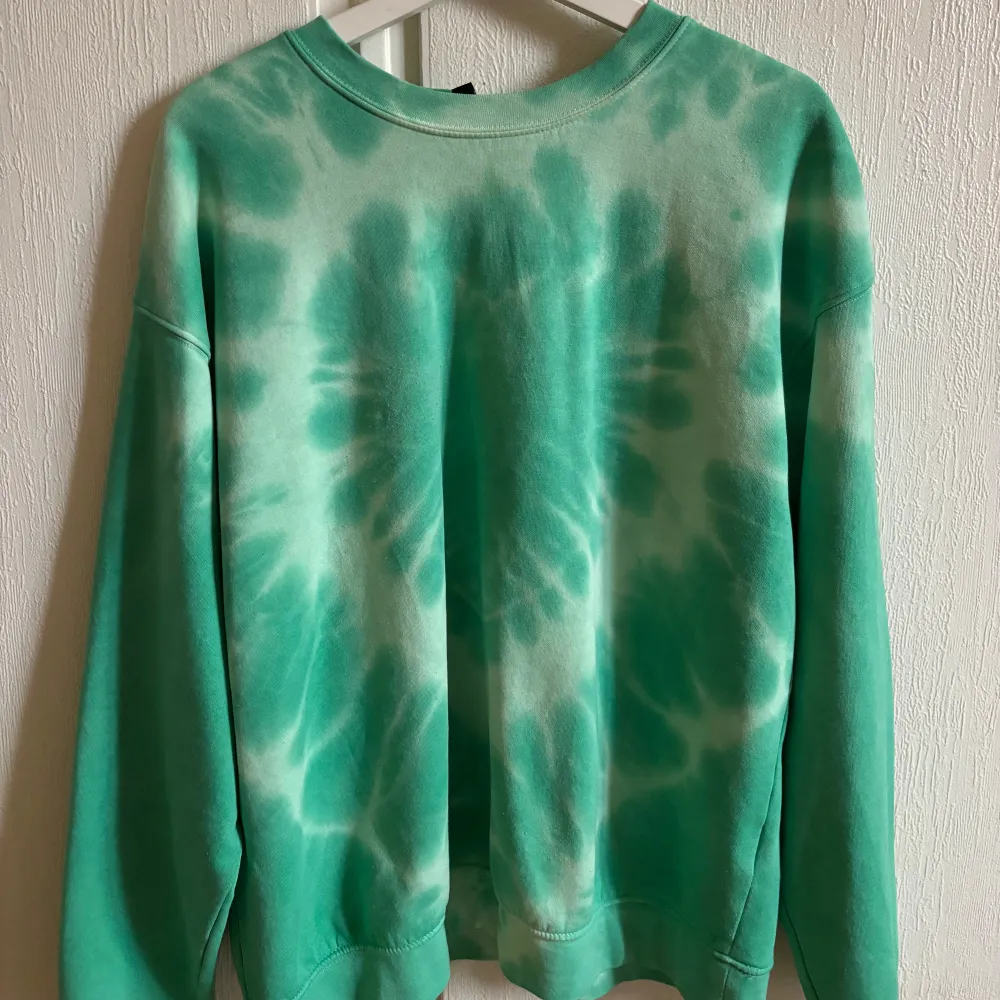 Oversize sweatshirt i storlek S men är mer som en M-L i passformen.. Neuletakit & Villapaidat.