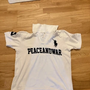 Peacenwar 89 Polo - Peace and war Polo köpt på hemsidan. Extremt stylish polo och passar i storlek S och M. säljs på grund av att de inte passar pris kan disk.