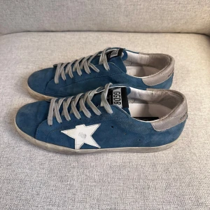 Golden Goose sneakers - Säljer dessa supersnygga Golden Goose👠 Skorna är i toppenskick utan defekter👌 Storlek 42, passar 43! Hör av dig om du har några funderingar😄