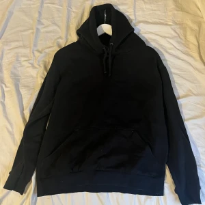 Svart hoodie - Svart Hoodie.