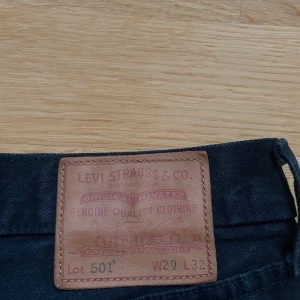 Levis jeans 501 - Svarta Levis jeans i modellen 501. Storlek W29 L32. Snålt använda och i väldigt bra skick!!🥰köpte för ca 1100!!