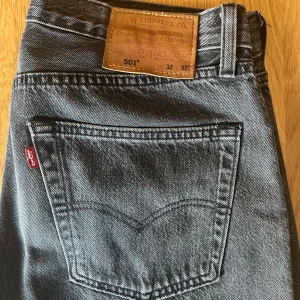 Levis 501 svarta jeans - Ett par riktigt snygga 501or i färgen svart. Skick 9-10/10, inget som tyder på användning Skriv gärna privat för fler frågor