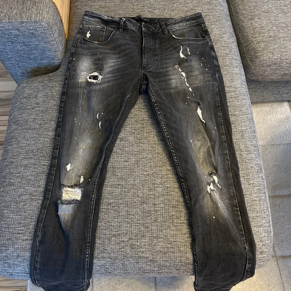 Säljer dessa sjukt snygga o sällsynta jeans som passar dig som är 180. Inga defekter. Vid frågor eller funderingar är de bara att höra av sig! Priset går att diskutera.. Jeans & Byxor.