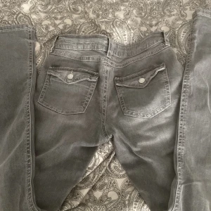 Low Waits jeans  - Säljer dessa super snygga low Waits jeansen från Gina young dp de tyvärr inte kommer till användning längre, de är i ett super fint skick utan defekter. Storlek 170