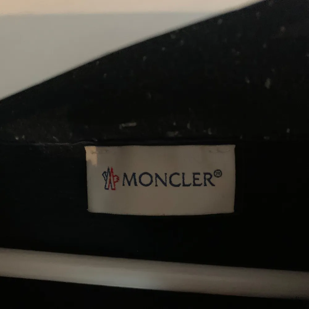 Moncler fleecetröja i storlek 152. Priset är ej hugget i sten! Tveka inte på att skriva om ni har några frågor!. Tröjor & Koftor.