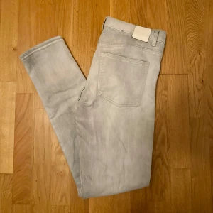 Grå jeans - Grymt snygga jeans från Weekday, slim fit. Perfekt för en kombination av stil och vardag. Ljus och fräsch tvätt som ger byxan en väldig karaktär. W31/L32  Rekommenderar starkt, inga som helst tecken på användning!