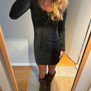 Svart glitter klänning  - Svart glitter klänning aldrig använd. Prislapp finns kvar. Den perfekta fest och nyårsklänningen 