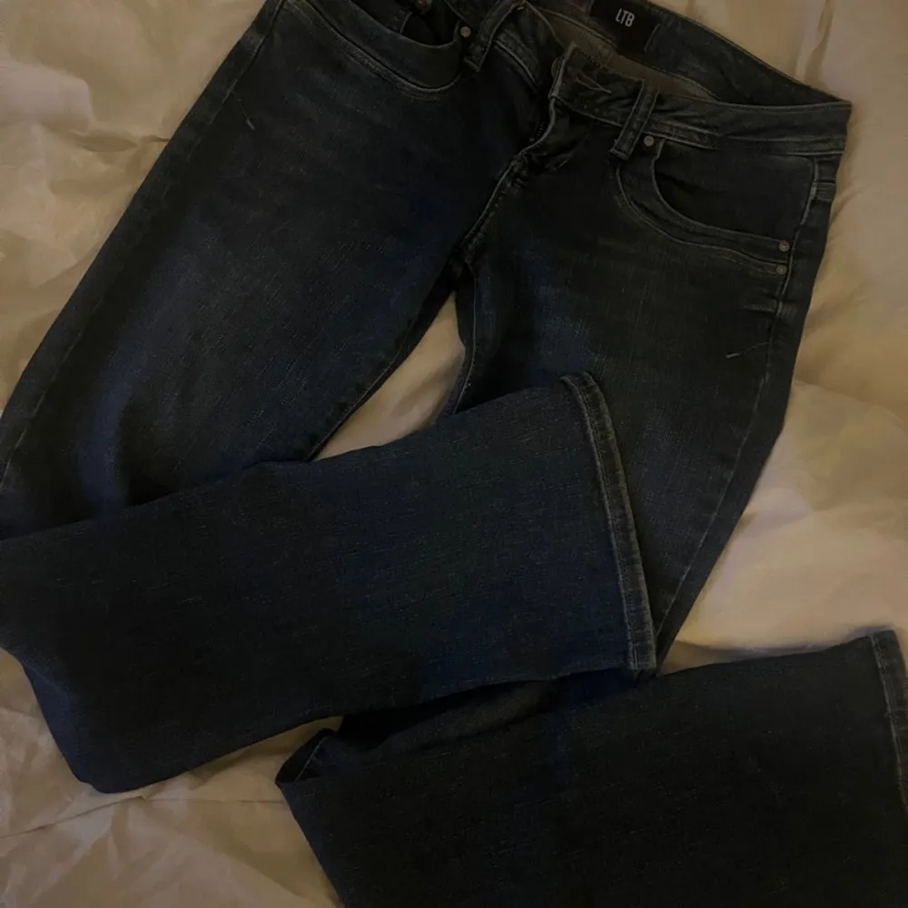 Nu säljer jag dessa näst intill oanvända Ltb jeans❣️ Jeansen är andvända 1 gång och är i storlek 27x34 🙌🏼 Säljer då jag vill ha en annan storlek 🥰 Skriv vid frågor 🩷. Farkut & Housut.