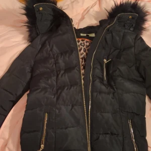 Svart vinter jacka med päls - Den är knappt använd och är i bra skick. 