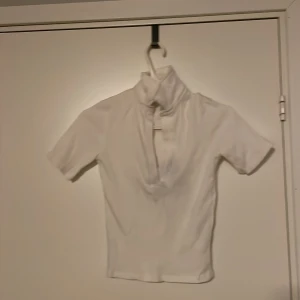 Vit ribbad topp - Vit ribbat topp, i ok skick.