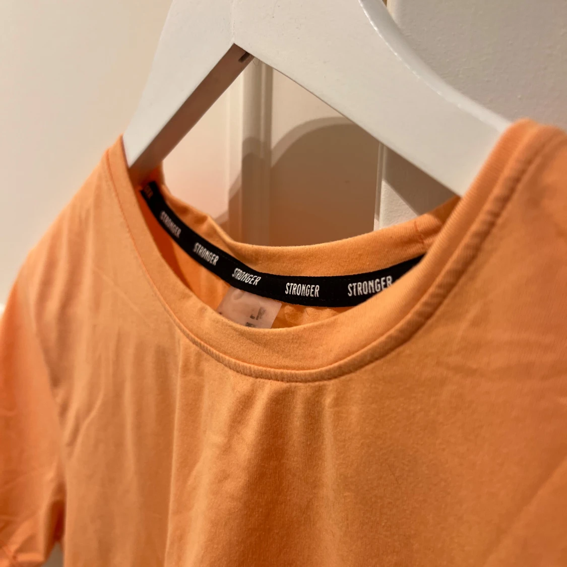 Persikofärgad kortärmad topp från Stronger - 91