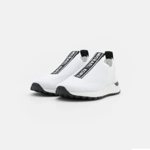 Michael kors skor i storlek 38 - oanvända - Säljer ett par Michael Kors skor i storlek 38, helt oanvända. Köpt för 1900 kr, sköna och bekväma skor! 