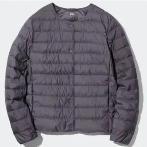 Uniqlo jacka - Jättefin uniqlo jacka i princip nyskick. Den är grå/lila aktig lite olika i olika ljus men skulle säga att den är lila 💜💕