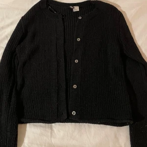 Svart kofta - Svart kofta med knappar, bra skick 