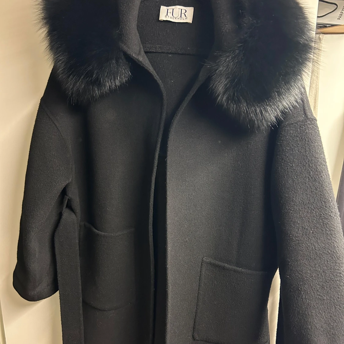 Svart kappa med päls  - 91