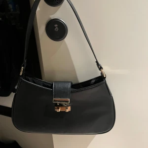 Handväska svart - Liten handväska men rymlig