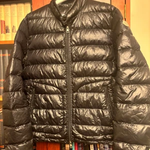 Moncler Acorus  - Moncler Acorus  Storlek 4 motsvarar L ungefär Säljs för 2200 eftersom att Plast biten på dragkedjan har lossnat så den är lite trögare än vanlig och ett litet litet pinhole se sista bild. Givetvis äkta  