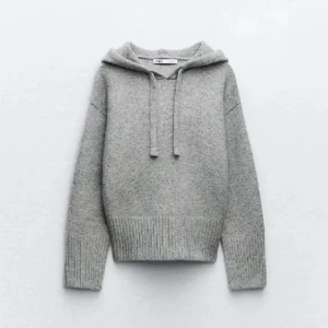 Zara hoodie - Säljer nu min sjukt snygg Zara hoodie då den inte kommer till användning! Skriv om du har frågor och vill ha privat bilder!!💕