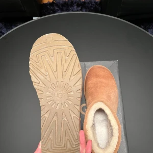 Uggs män - Storlek 42 men de passar mig som vanligtvis har 43/44 (uggs är konstiga i storlek så tveka inte att fråga så hjälper jag dig.  Endast använda 1 vinter  Shit nice att använda när man ska göra något chill/ ut på jolle mm.