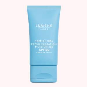 Säljer en Lumene Nordic Hydra Fresh Hydration Moisturizer med SPF 50. Perfekt för att skydda huden mot solen samtidigt som den återfuktar. Tuben är i en snygg blå färg och innehåller 50 ml. Förpackningen är delvis gjord av återvunnet material. Perfekt för daglig användning! Den köptes från början för 279kr och är aldrig använd!