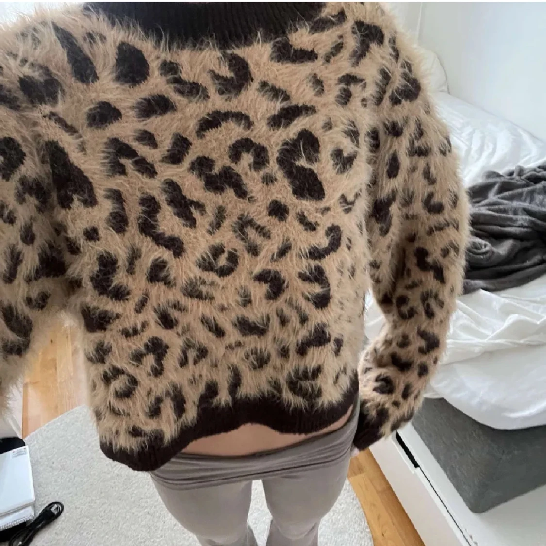 Stickad leopard tröja