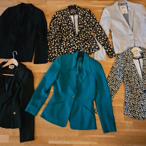 Blommiga kavajer och grå kavaj - Säljer bland annat två blommiga kavajer och en grå kavaj. Dessa 3 är mjuka materual och kan tvättas i maskin. Den grå kavajen från Hilfiger har en klassisk stil med knappar. De blommiga kavajerna från ICHI har ett livligt mönster i svart och gult, perfekt för att liva upp garderoben. Alla kavajer har långärmade och är i mycket bra skick.