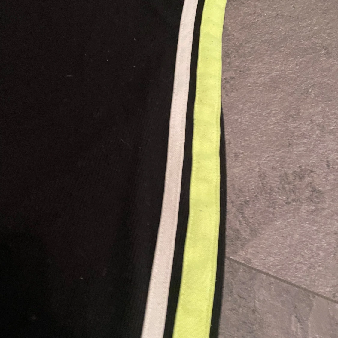 Svart klänning med neongula ränder - 90