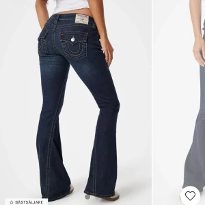 Mörkblå bootcut jeans - Snygga mörkblå bootcut jeans med låg midja . Jeansen har fickor  på bakfickorna. Helt oanvända pga dom är för korta för mig!skriv för fler bilder