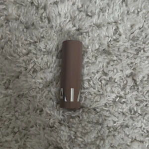 Mörk rosa caia läpstift  - Säljer min läppstift från caia färgen är i candy rush priset kan diskuteras 💕