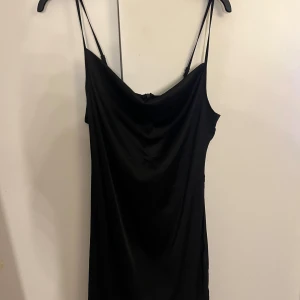 Svart klänning från Shein - Snygg svart klänning från Shein med smala axelband 