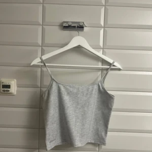 Grå linnetopp/linne från MKLIFESTYLE storlek:L  - Säljer en stilren grå linnetopp från MKLIFESTYLE. Toppen har smala axelband och är perfekt för en avslappnad look. Tillverkad i ett mjukt och bekvämt material. Aldrig använd. Storlek:L. Säljer för 125 kronor 
