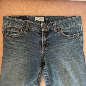 Blå jeans från Aeropostale - Jättefina lågsinnade bootcut jeans i fin tvätt! 