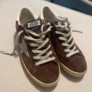 Golden Goose - Feta golden goose superstar i superbra skick storlek 41 men passar även 42 inget og tillkommer därav priset! Först till kvarn!